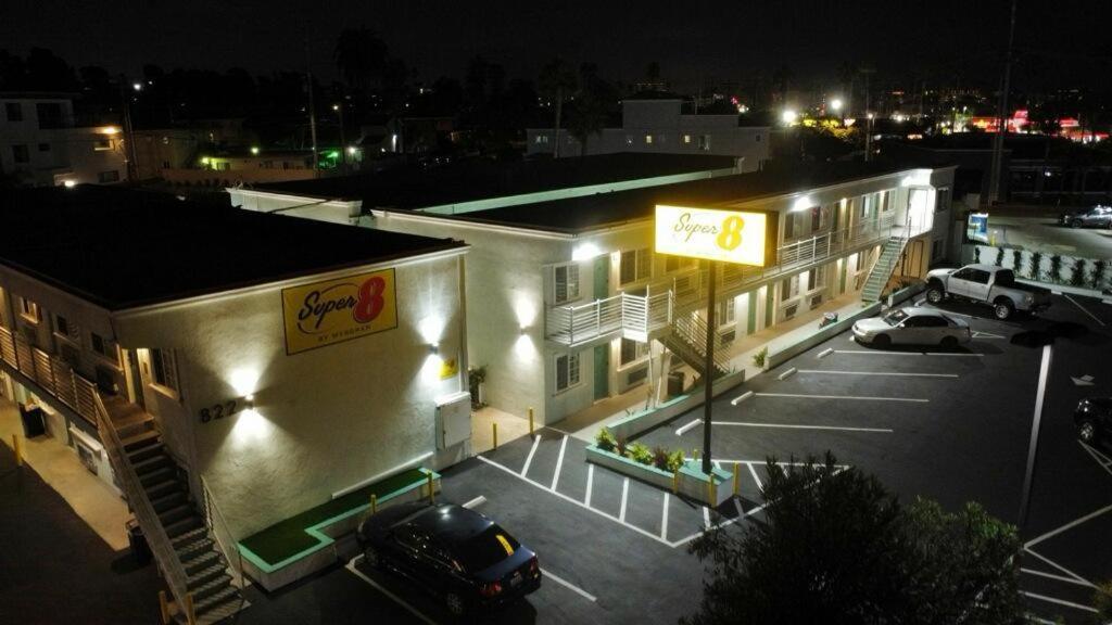 Hotel Super 8 By Wyndham Oceanside Downtown Exterior foto